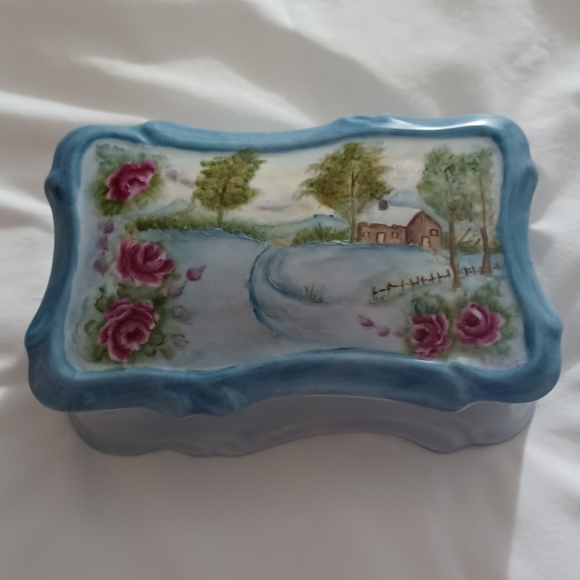 Vintage Handpainted Porcelain Trinket Vanity Box With Lid Flowers Country Scene - Picture 5 of 11